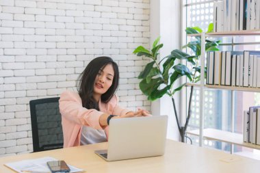 İş kadını evde çalışıyor ve vücudunu esnetiyor çünkü tablet bilgisayarda çalıştıktan sonra yorgun hissediyor, yaşam tarzı kadın ev konseptinde çalıştıktan sonra rahatlıyor..