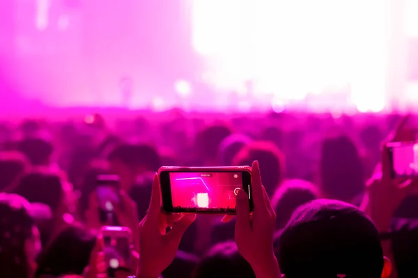 Gente Filmando Video Foto Marca Música Mostrando Escenario Concierto Vivo —  Fotos de Stock