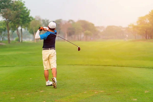 Golfer Schlägt Ball Mit Schläger Auf Golfplatz — Stockfoto