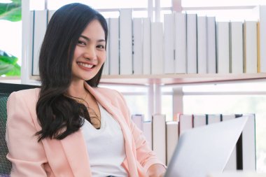 İş kadını evde çalışıyor tablet bilgisayarda çalışıyor, yaşam tarzı kadın ev konseptinde çalışıyor. depresyondaki iş kadını