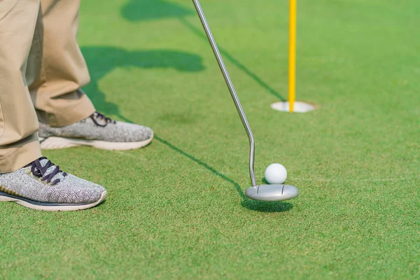 Golfer Bereidt Zich Voor Een Putt Golfbal Green Tijdens Golfbaan — Stockfoto