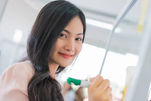 Zakenvrouw Die Werkt Schrijft Het Glasbord Het Kantoor Lifestyle Vrouwelijk — Stockfoto