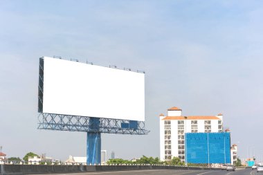 İlan panosu reklam arkaplanı için yolda boş.