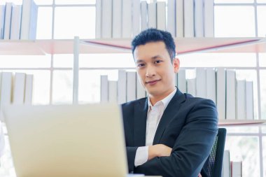 İşadamı evden tablet bilgisayar üzerinde çalışır, iş adamı ev konsepti üzerinde çalışır.. 