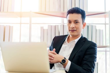 İşadamı evden tablet bilgisayar üzerinde çalışır, iş adamı ev konsepti üzerinde çalışır.. 