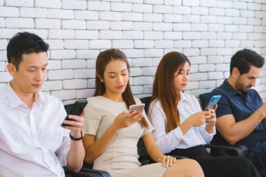 Cep telefonu mesajları atan çok ırklı arkadaş grubu, cep telefonu mesajları atan gençler, öğrenci bağımlılığı kavramı sosyal ağ ve telefon teknolojisi.