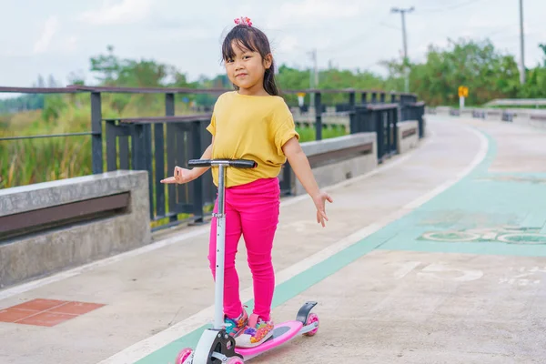 Niña Pequeña Para Montar Scooter Campo Deportes Aire Libre Soleado —  Fotos de Stock