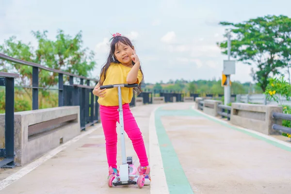 Niña Pequeña Para Montar Scooter Campo Deportes Aire Libre Soleado —  Fotos de Stock