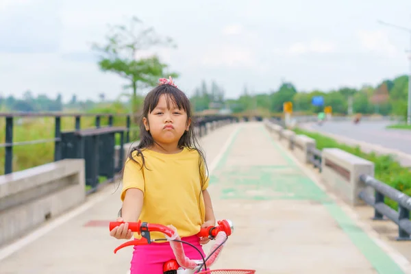 Niña Para Montar Bicicleta Campo Deportes Aire Libre Soleado Día —  Fotos de Stock