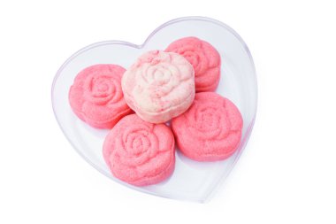 Kalp tabağında ev yapımı sağlıklı yemek kurabiyeleri. Beyaz arkaplanda izole et.