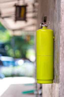 Apartmanın önünde yangın söndürücü var..