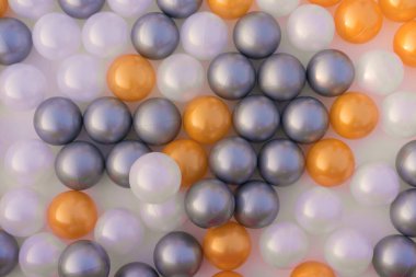 Çocuklar için çocuk parkındaki renkli plastik oyuncak topunu kapat