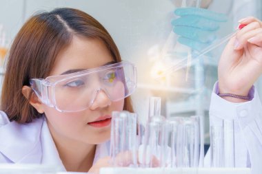 COVID 19 enfeksiyonlu numuneler için vakum tüpleri olan doktor ve mikrobiyolog laboratuarda atipik pnömoni virüsü.