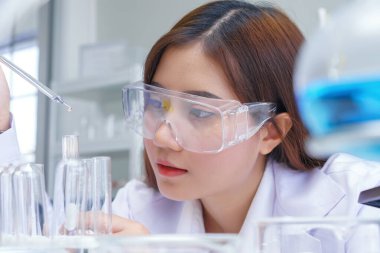 COVID 19 enfeksiyonlu numuneler için vakum tüpleri olan doktor ve mikrobiyolog laboratuarda atipik pnömoni virüsü.