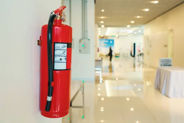 Brandsläckare Framför Rummet Lägenheten — Stockfoto