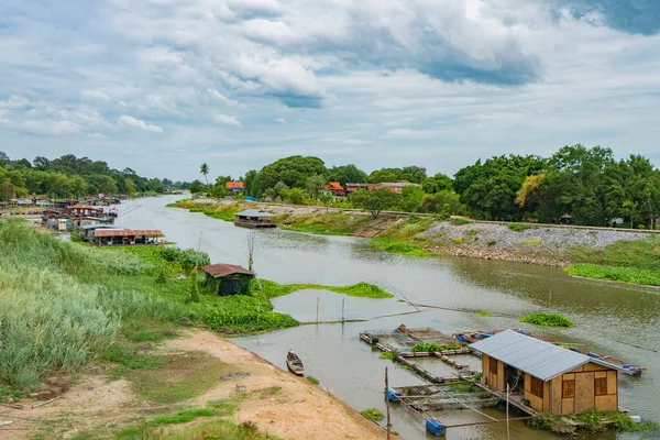 栄クラン川とウタイの川の近くの村 Thani Thailand — ストック写真