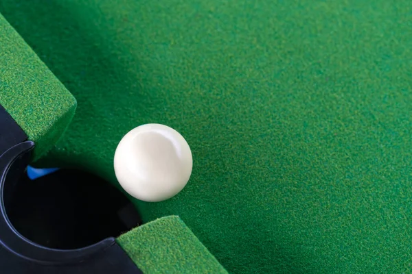 Snooker Bílá Koule Blízkosti Otvoru Zeleném Kulečníkovém Stole — Stock fotografie