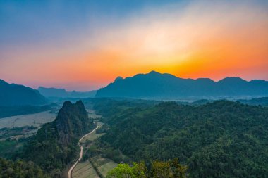 Namxay Dağları, Vang Vieng, Laos 'ta Sunset' in Güzel Orman manzarası.