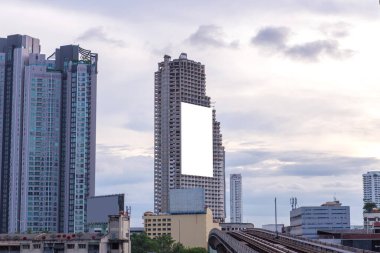 Bina duvarındaki boş reklam panosu ya da reklam afişi reklam konsepti için modelleme yapın..