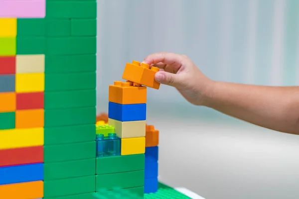 Kinderhände Spielen Mit Bunten Plastikspielzeugklötzen Auf Dem Tisch — Stockfoto