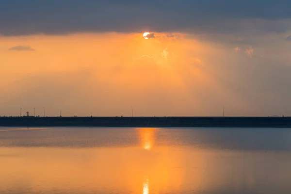 タコン ダム貯水池 ナコンラチャシマ の夕景 Thailand — ストック写真