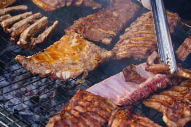 Izgarada domuz pirzolası ya da sokak yemeklerinde mangal..