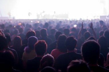 Sahnede bulanık müzik markası ya da konser canlı ve odaksız eğlence konseri ışıklandırması lazer ışınları, parti konsepti ile sahnede