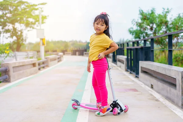 Niña Pequeña Para Montar Scooter Campo Deportes Aire Libre Soleado —  Fotos de Stock