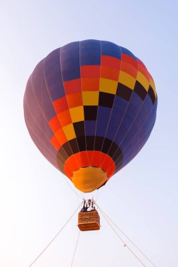 Renkli Sıcak hava balonu gökyüzünde havalanmaya hazır, Özgürlük konsepti.