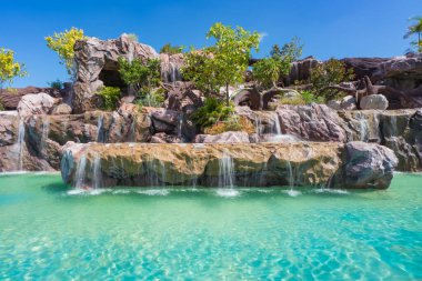 Halk parkındaki bahçedeki güzel yapay şelale manzarası