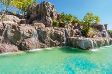 Halk parkındaki bahçedeki güzel yapay şelale manzarası