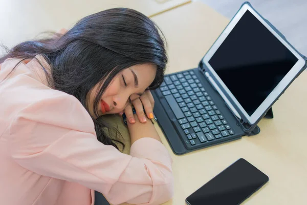 Femme Affaires Travaillent Maison Dormant Sur Lieu Travail Sentent Fatigués — Photo