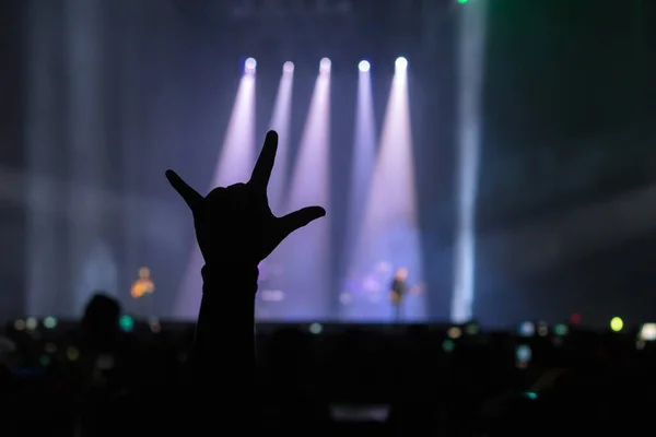 ステージまたはコンサートで示す音楽ブランドライブとレーザー光線でステージ上の専用エンターテイメントコンサート照明 パーティーコンセプト — ストック写真