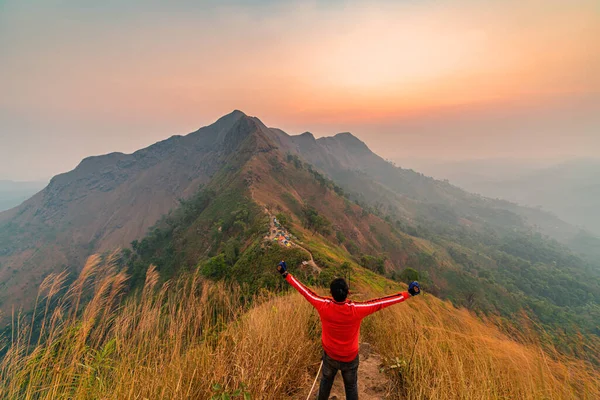 Gezgin adam Khao Chang Puak dağında sırt çantasıyla gezintiye çıktı.