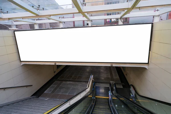 モックアップ画像のブランク看板白い画面のポスターと広告の背景のための地下鉄の駅で導いた — ストック写真