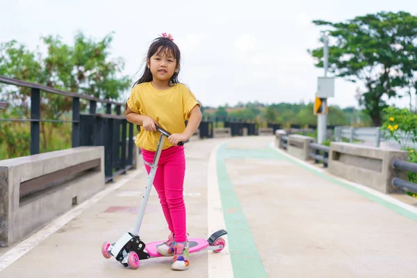 Niña Pequeña Para Montar Scooter Campo Deportes Aire Libre Soleado —  Fotos de Stock