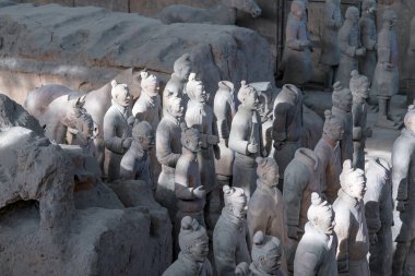 Çin 'in ilk imparatoru Qin Shi Huang' ın ordularını tasvir eden Anıtmezardaki Terracotta Ordusu savaşçıları.