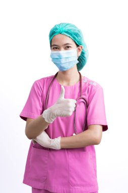 Cerrahi maske giyen doktor ya da hemşire üniforması giyen doktor portresi beyaz arka planda izole edilmiş, yetişkin kadın hemşire ya da kameraya bakan steteskoplu pratisyen. Sağlık hizmetleri kavramı.