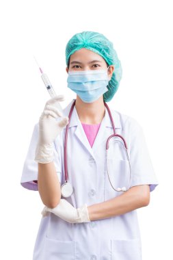 Cerrahi maske takan doktor ya da hemşire üniforması giyen doktor ya da hemşire portresi ve beyaz arka planda izole edilmiş aşı aşısı şırıngası, steteskoplu yetişkin kadın hemşire ya da pratisyen kameraya bakıyor. Sağlık hizmetleri kavramı