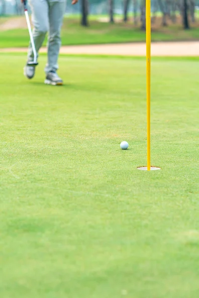 Golfozó Készül Egy Putt Golf Labda Zöld Alatt Golfpálya — Stock Fotó