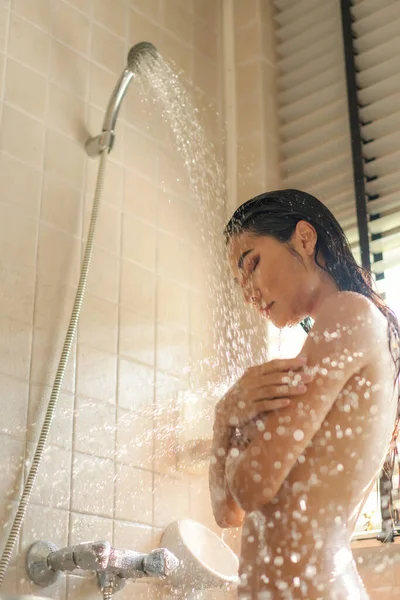 Atractiva Mujer Joven Sexy Disfrutando Ducha Con Gotas Agua Desnuda — Foto de Stock