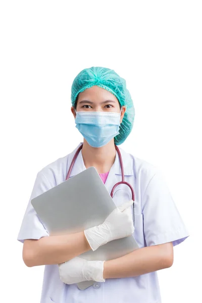 医師や看護師の肖像白い背景に隔離されたコンピュータノートブックと外科用マスクを身に着けている均一なマスク 成熟した女性の医療看護師やカメラで聴診器を見て開業医 医療の概念 — ストック写真