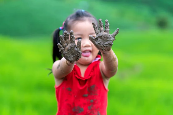Açık Havada Oynayan Kirli Ellerini Gösteren Bir Kız Mutlu Çocukluk — Stok fotoğraf