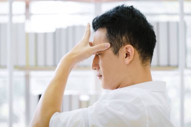 İş adamı, işten sonra stres ve yorgunluk içinde evden çalışır. Yaşam tarzı işadamı, ev konsepti üzerinde çalıştıktan sonra rahatlar.. 