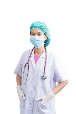 Cerrahi maske giyen doktor ya da hemşire üniforması giyen doktor portresi beyaz arka planda izole edilmiş, yetişkin kadın hemşire ya da kameraya bakan steteskoplu pratisyen. Sağlık hizmetleri kavramı.