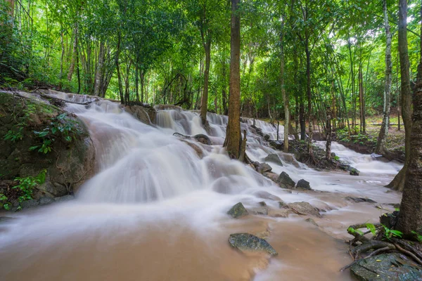 Pha Tadの滝のシーンKhuean Srinagarindra国立公園の熱帯雨林の滝Kanchanaburi Thailand — ストック写真