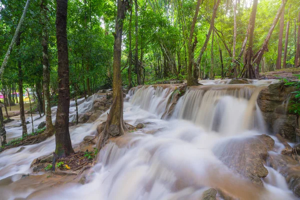 Khuean Srinagarindra Ulusal Parkı Kanchanaburi Deki Yağmur Ormanlarında Şelale Sahnesi — Stok fotoğraf