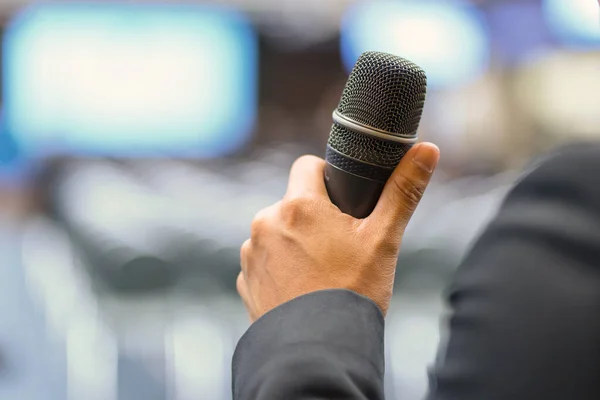 Main Microphone Dans Salle Réunion Pour Une Conférence — Photo