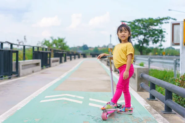 Niña Pequeña Para Montar Scooter Campo Deportes Aire Libre Soleado —  Fotos de Stock