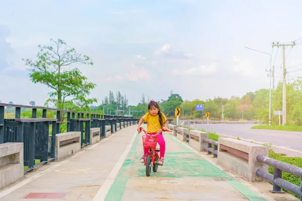 在阳光明媚的夏日 小女孩要在室外运动场上骑自行车 儿童的积极休闲活动和户外运动 — 图库照片